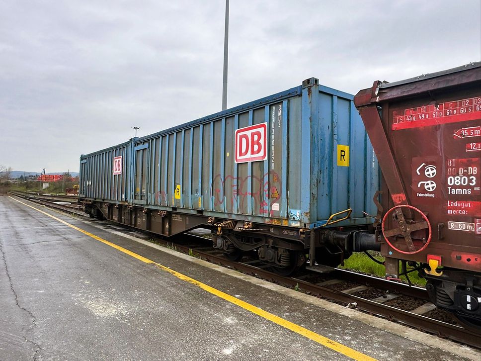 Transbordement de carrelage au terminal de Dinazzano sur des wagons Tamns dans le cadre du transport multimodal