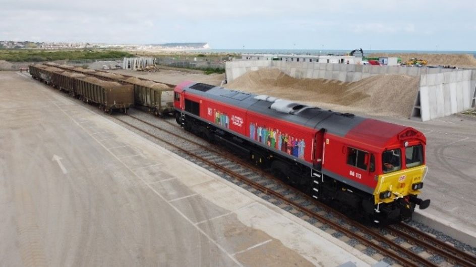 Un train de marchandises de DB Cargo UK lors du chargement sur le site du groupe Day