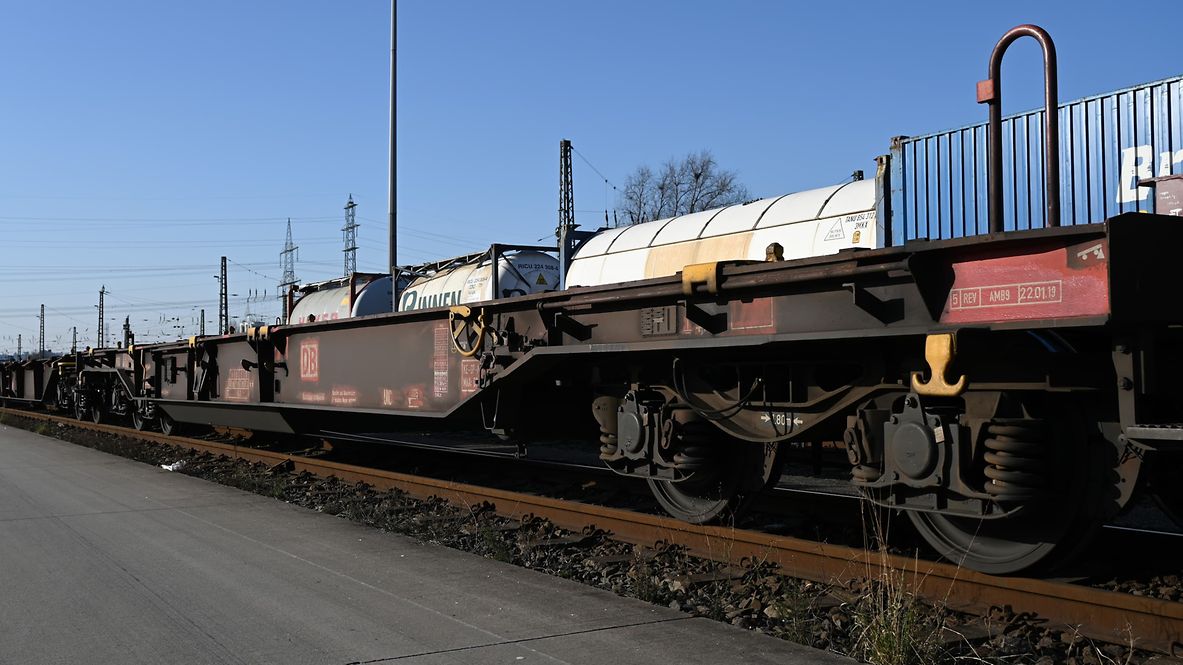 Des wagons porte-conteneurs sont prêts pour le transport.