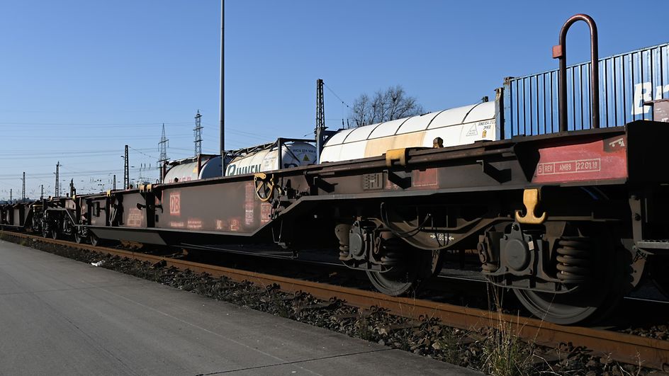Des wagons porte-conteneurs sont prêts pour le transport.
