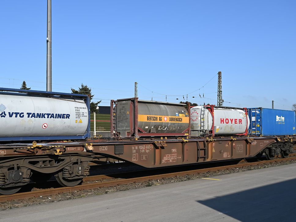 Des wagons porte-conteneurs sont prêts pour le transport.