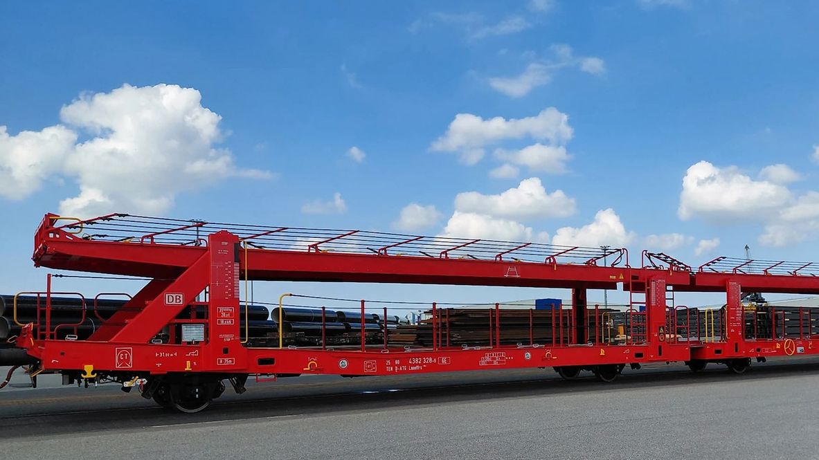 Un wagon de transport de voitures de type Laaeffrs 560.4