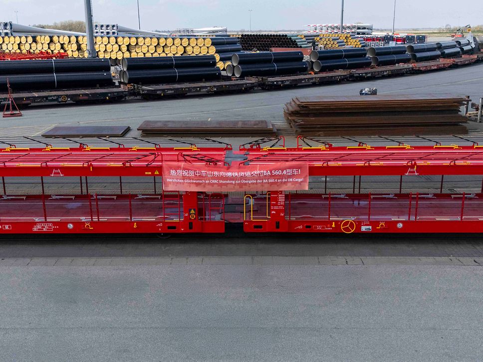 Un nouveau wagon de transport de véhicules lors de la cérémonie de remise au port de Brake (Unterweser)