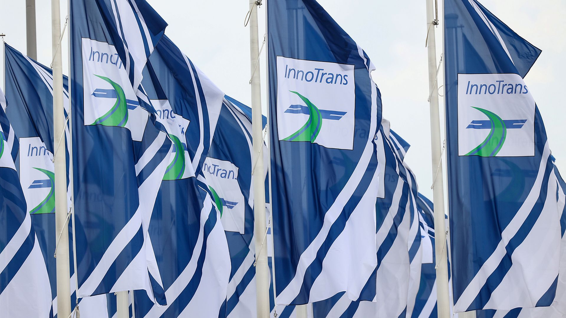 Plusieurs drapeaux flottant au vent portant l'inscription « InnoTrans »