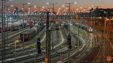 Plusieurs drapeaux flottant au vent portant l'inscription « InnoTrans »